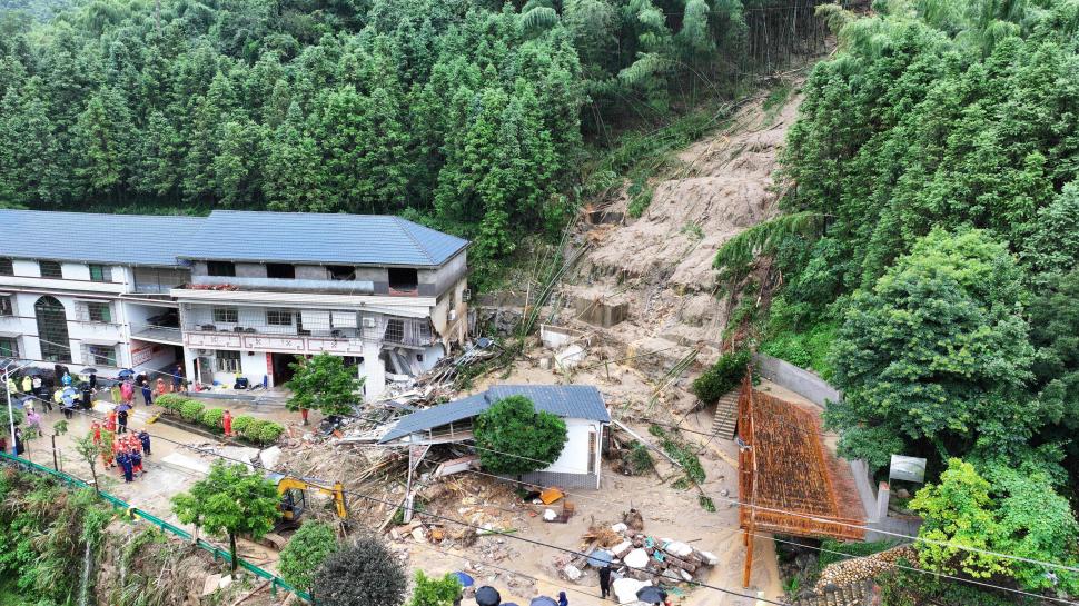 alunecare de teren in china hepta