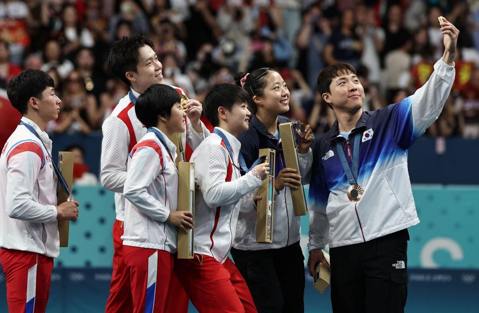 sportivi nord-coreeni si sud-coreeni la olimpiada