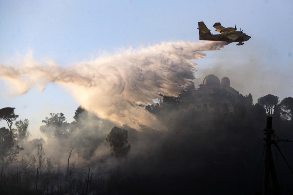 incendiu la roma, un elicopter intervine la stingerea flacarilor