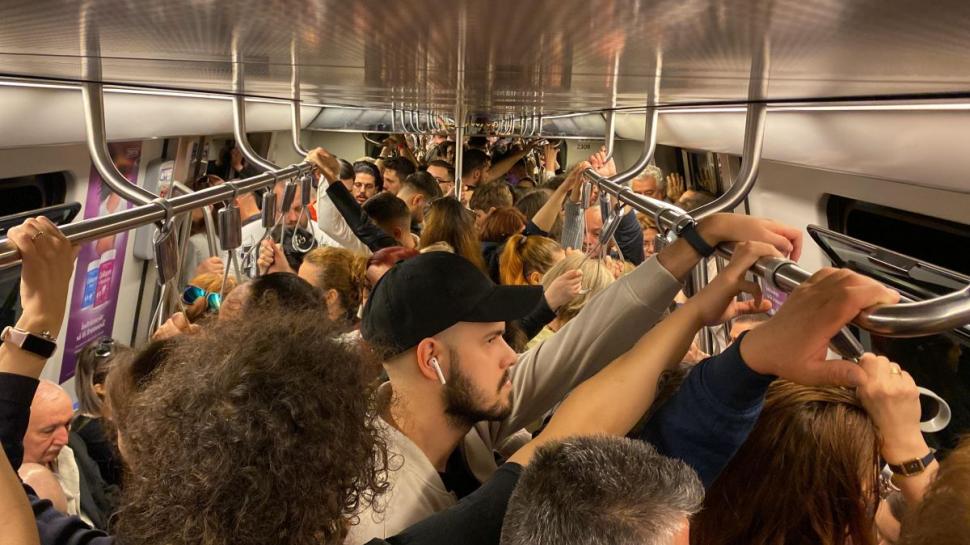 oameni circula cu metroul