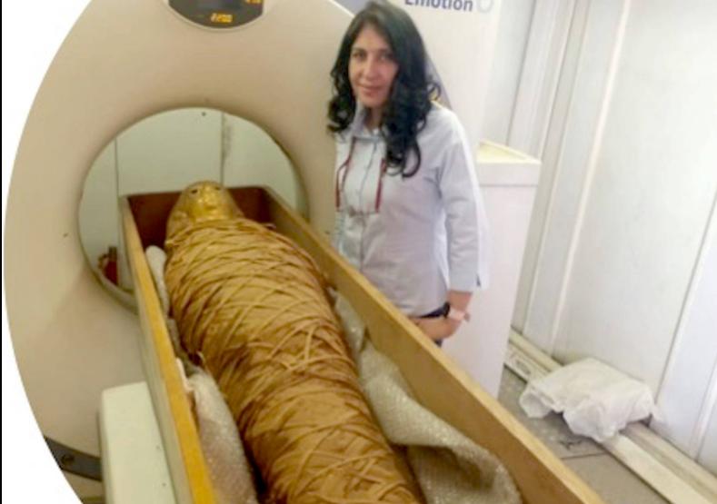 cercetatorul sahar saleem langa o mumie 