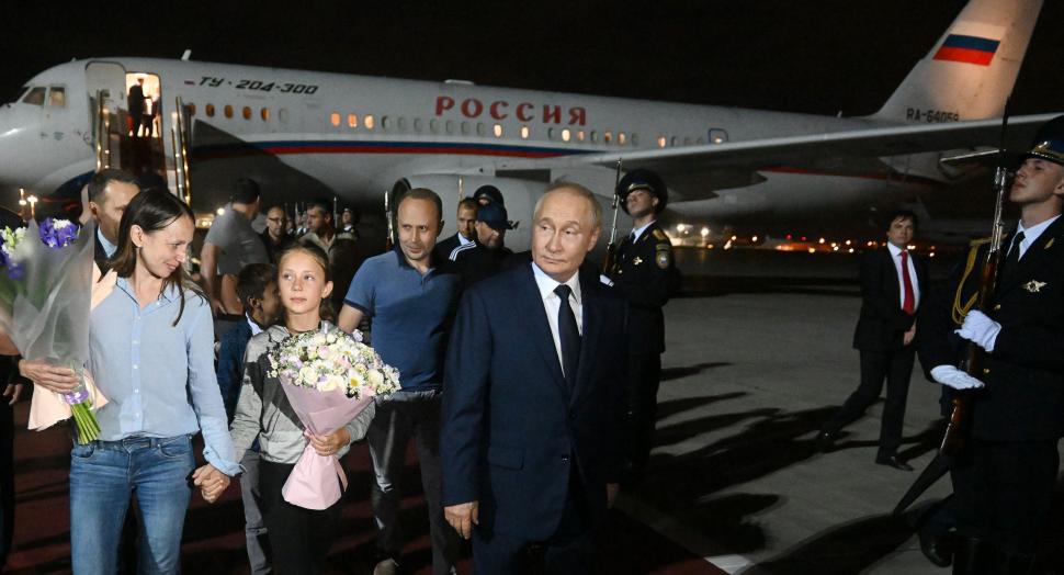 vladimir putin si prizonierii adusi in rusia, la aeroport