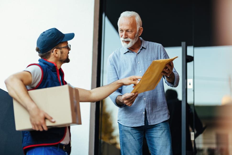 postas care livreaza un document unui pensionar