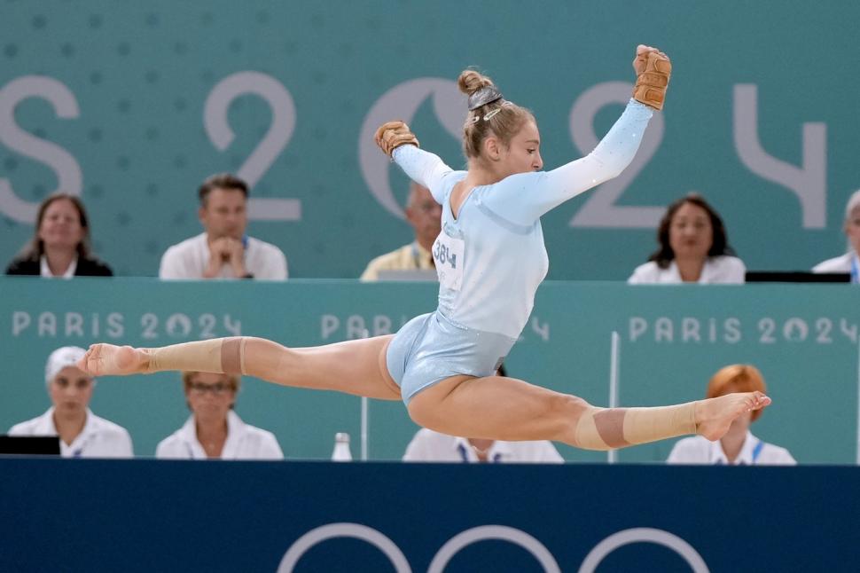 sabrina voinea in timpul unui exercitiu de gimnastica