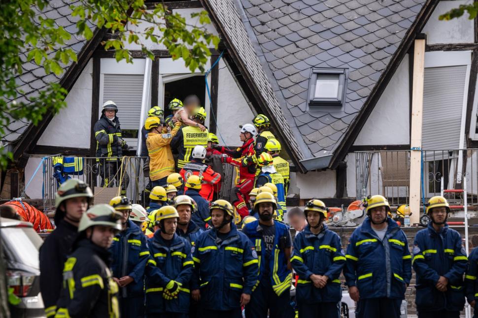 salvatori cauta supravietuitori dupa ce un hotel din germania s-a prabusit