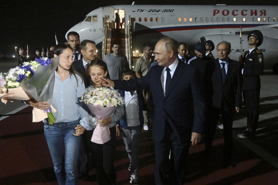 putin ii intampina la aeroport pe familia dultev