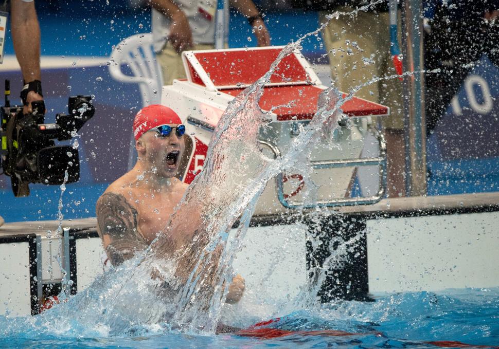 adam peaty in bazinul de inot