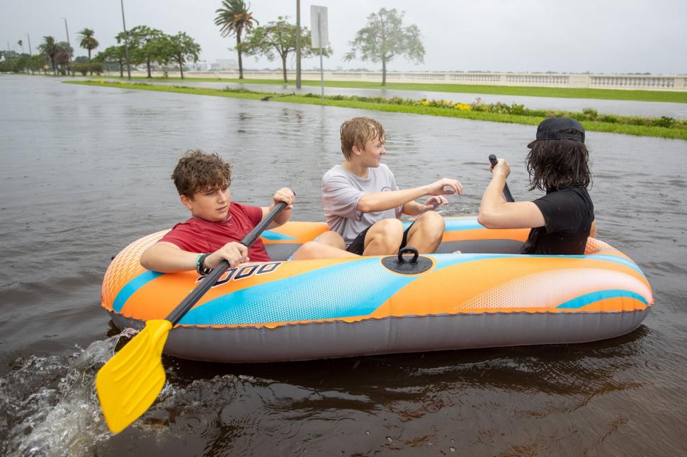 inundatii in florida strazile sunt acoperite de ape