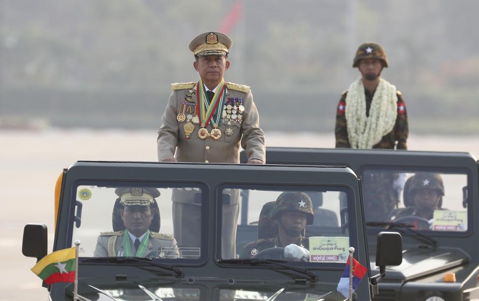 Min Aung Hlaing intr-un jeep alaturi de alti membri ai juntei militare