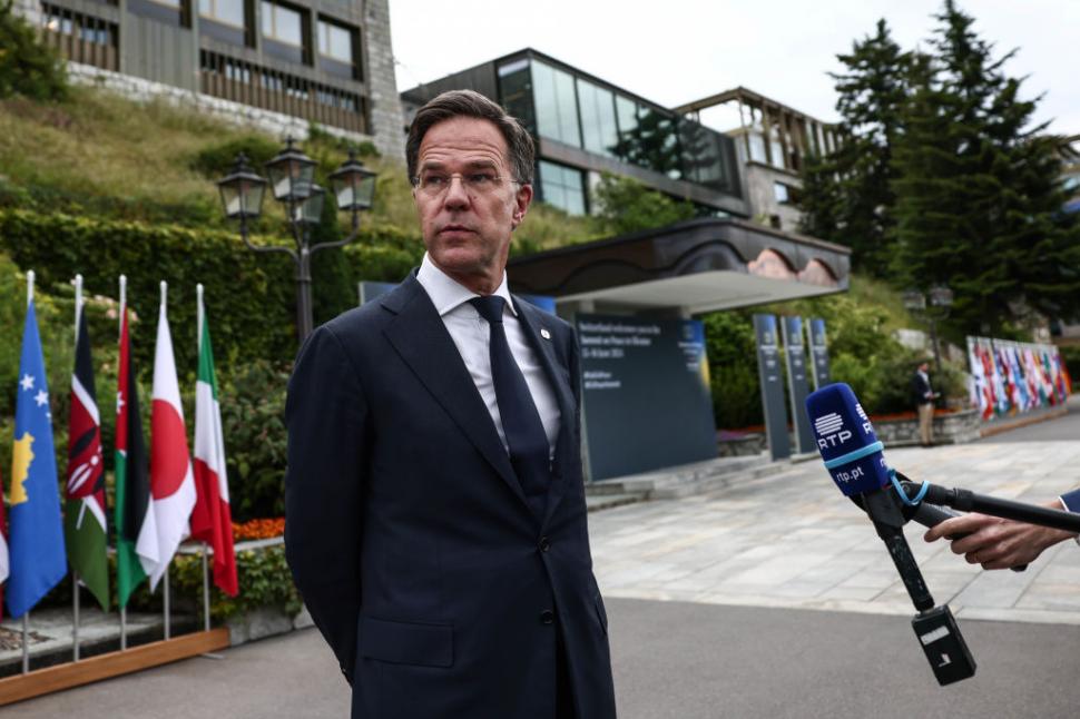 Mark Rutte cu un microfon in fata