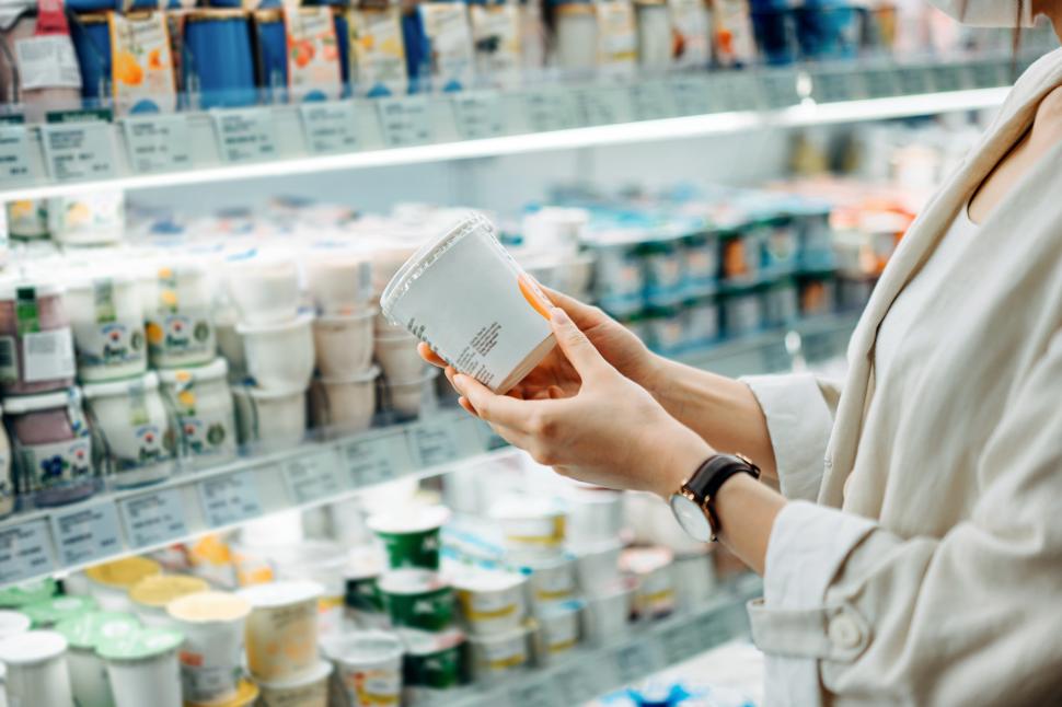 o femeie se uit? la un iaurt in supermarket