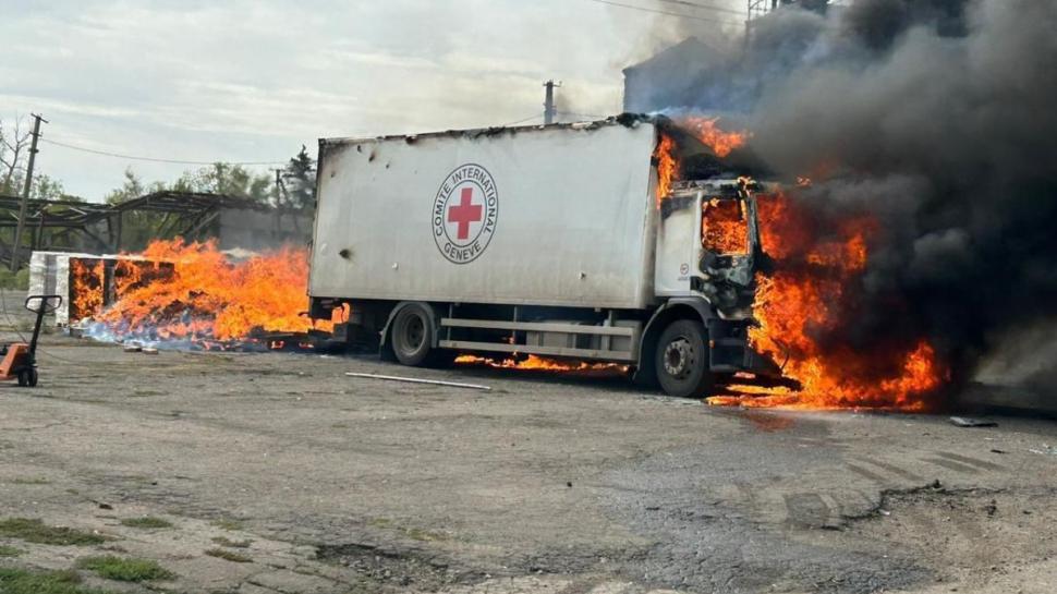 Camion al Crucii Rosii Internationale lovit de un bombardament in Ucraina