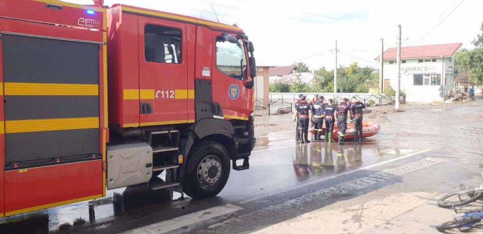 masina de pompieri si pompieri cu barca pneumatica la inundatii