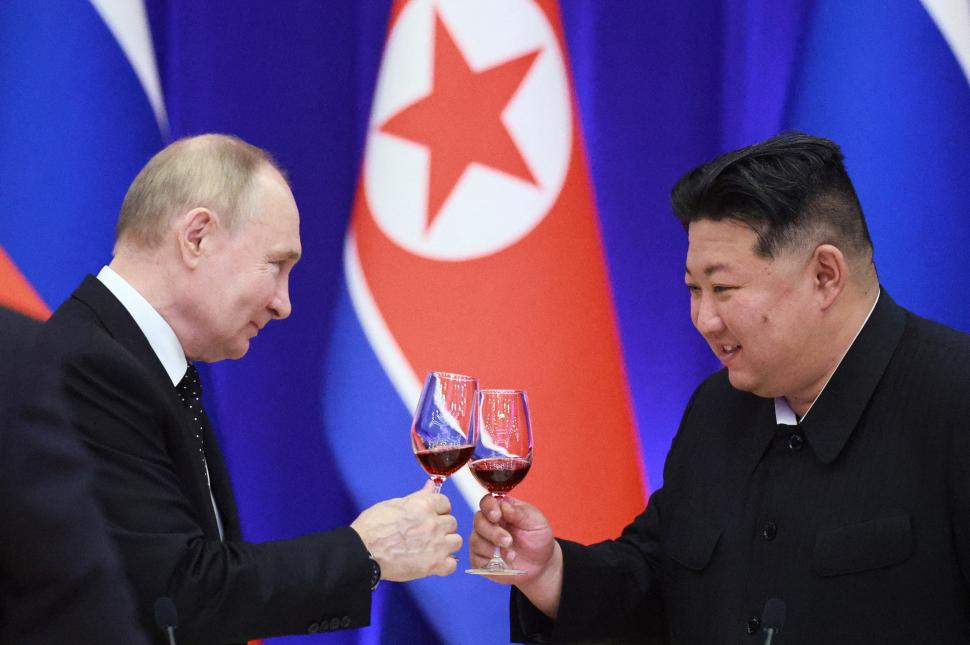 vladimir putin si kim jong un cu pahare de vin in mana