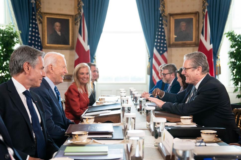 Biden, Blinken si Starmer si alti membri ale delegatiilor americana si britanica la Casa Alba.