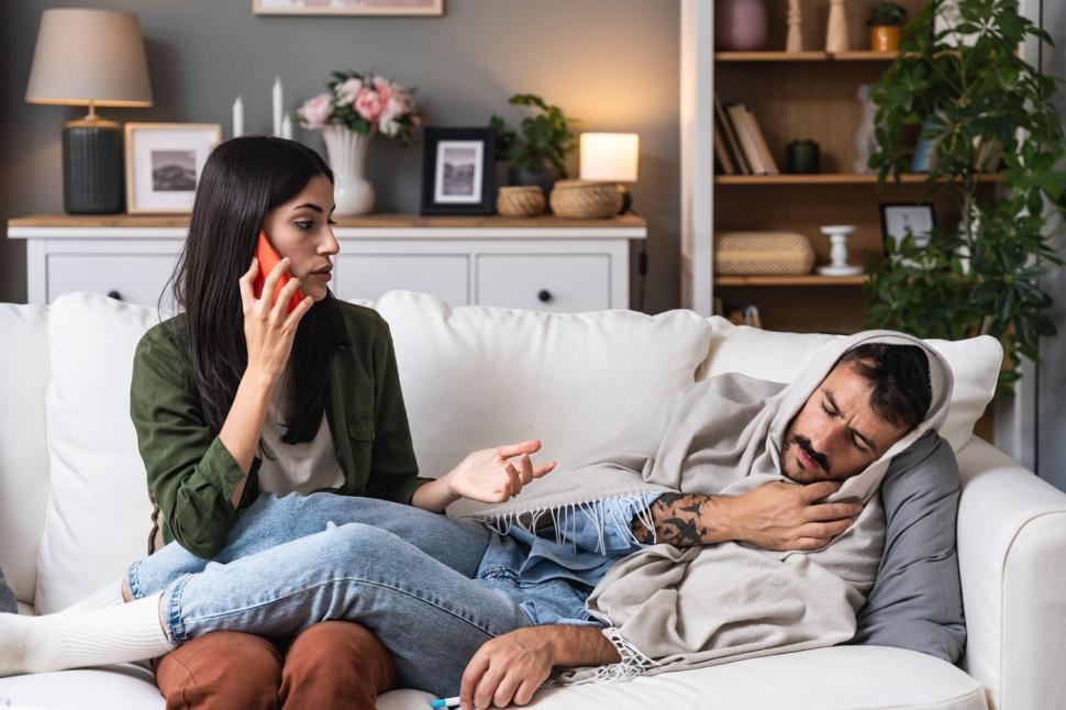 barbat bolnav, femeie care vorbeste la telefon