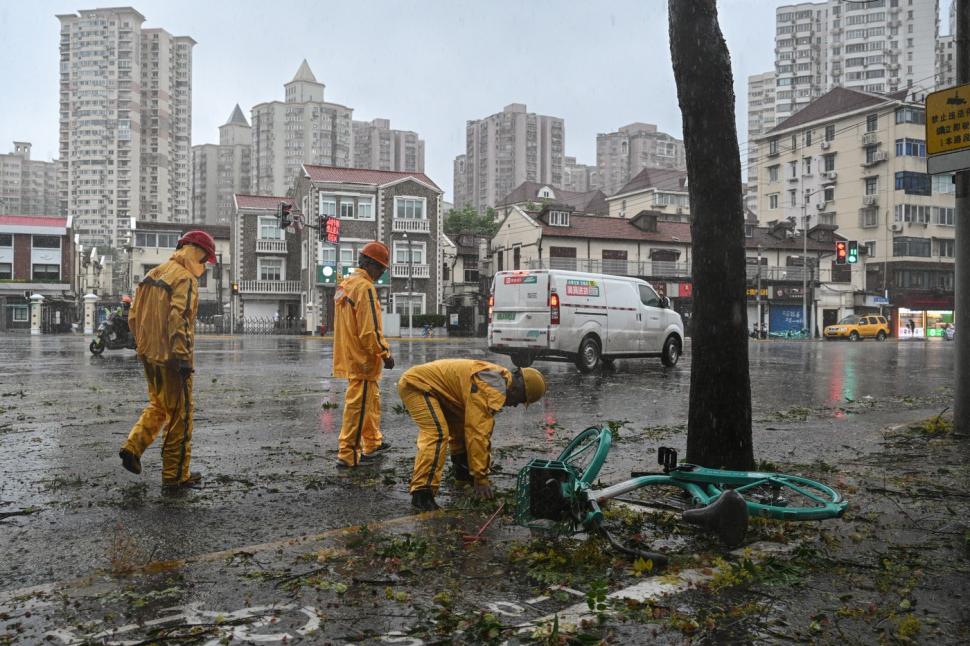 pompierii evalueaza pagubele dupa taifunul din shanghai