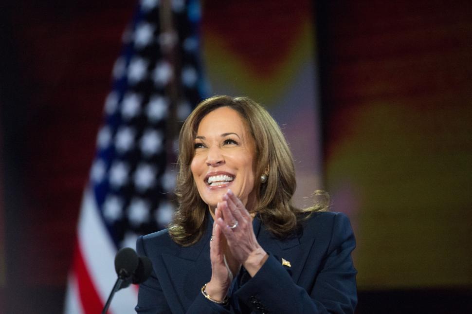 kamala harris rade si aplauda