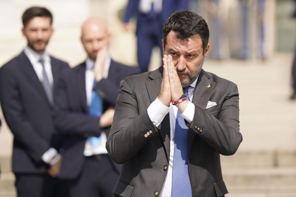 Matteo Salvini cu mainile impreunate