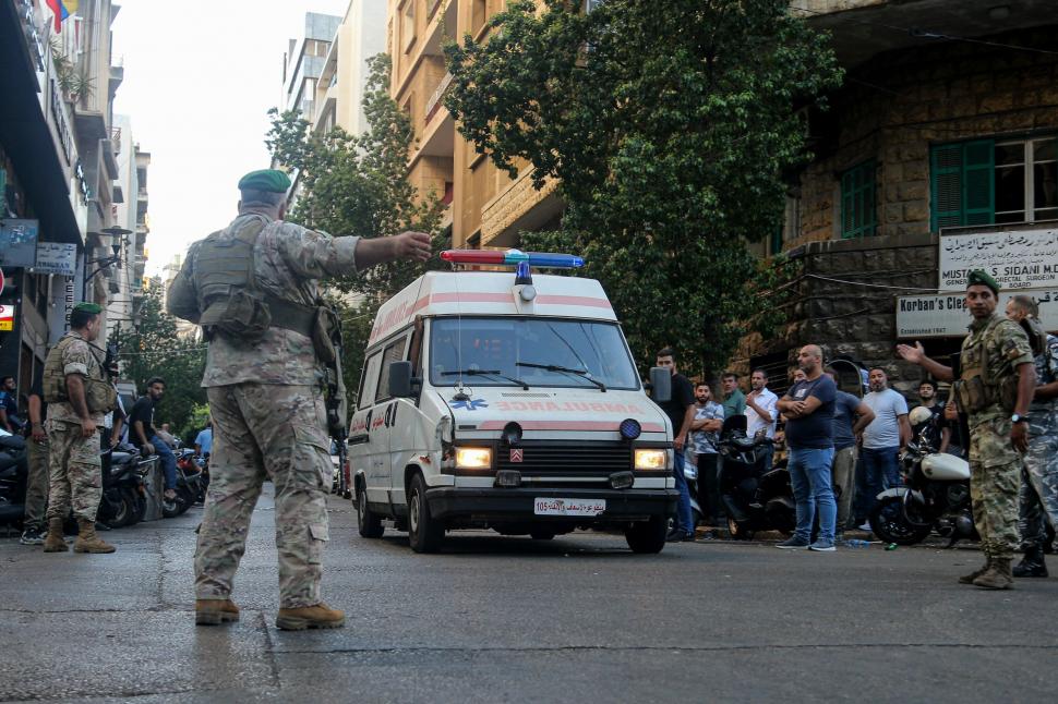 Soldati din Liban coordoneaza o ambulanta