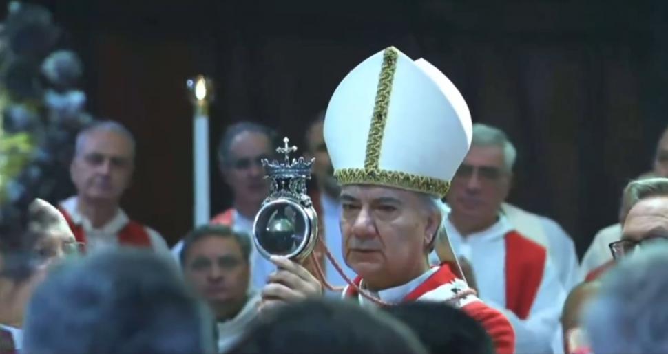 Cardinalul arata credinciosilor fiola care contine sangele lui San Gennaro