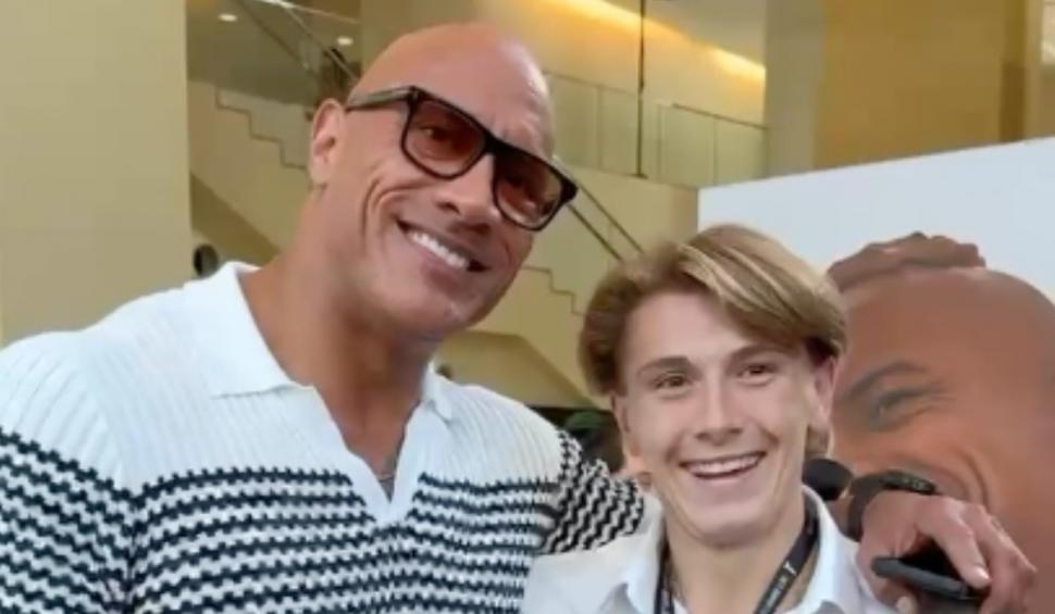 Dwayne ‘The Rock’ Johnson alaturi de un fan (1)