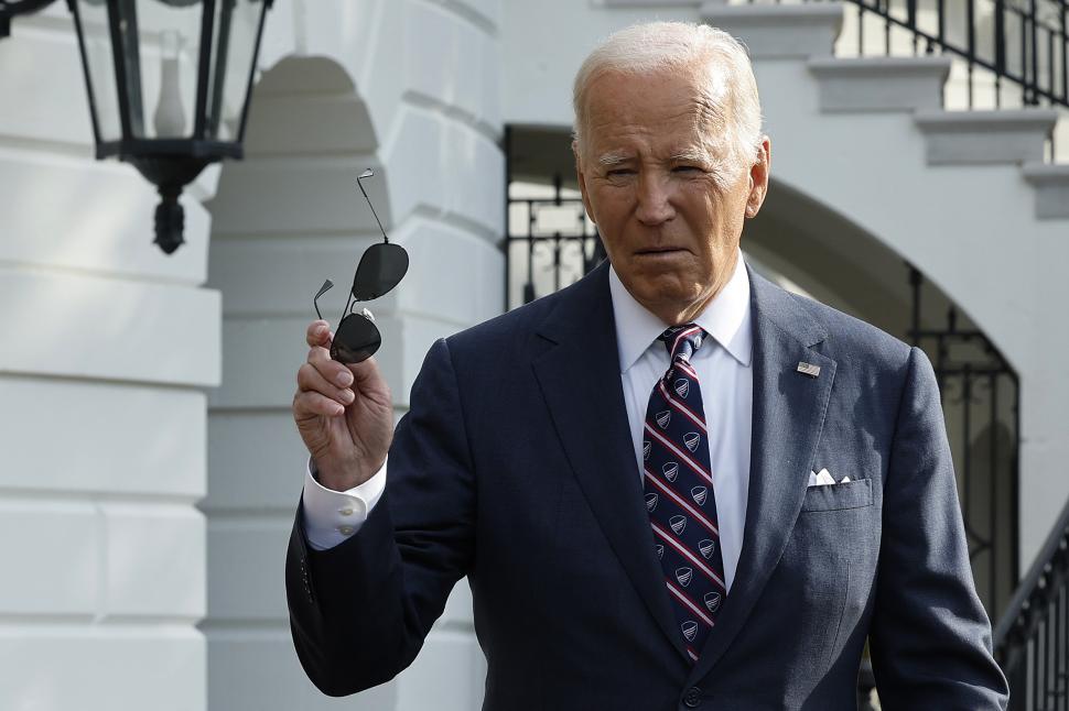 Joe Biden gesticuleaza cu ochelarii in mana