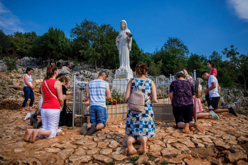 Statuia Madonei de la Medjugorje si credinciosi in jurul statuii