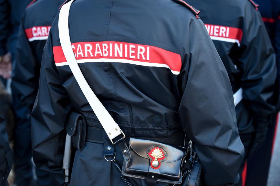 Carabinieri cu spatele 