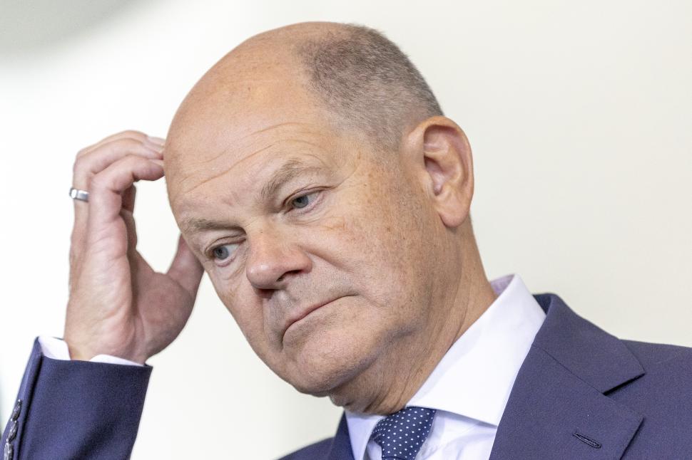 Olaf Scholz se scarpina pe frunte. Foto: Getty Images