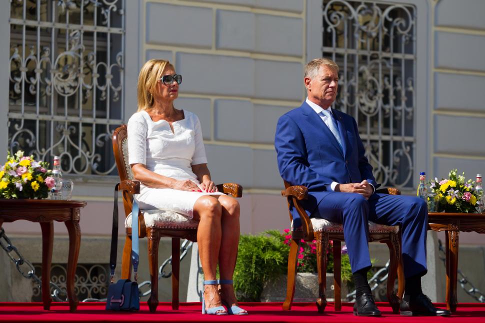 klaus io carmen iohannis stau pe scaun 