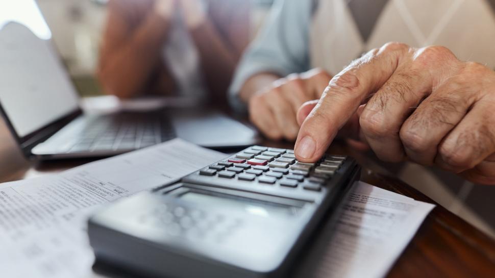 maini pensionar batran calculator getty images