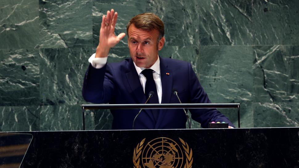 Emmanuel Macron gesticuleaza la tribuna ONU.