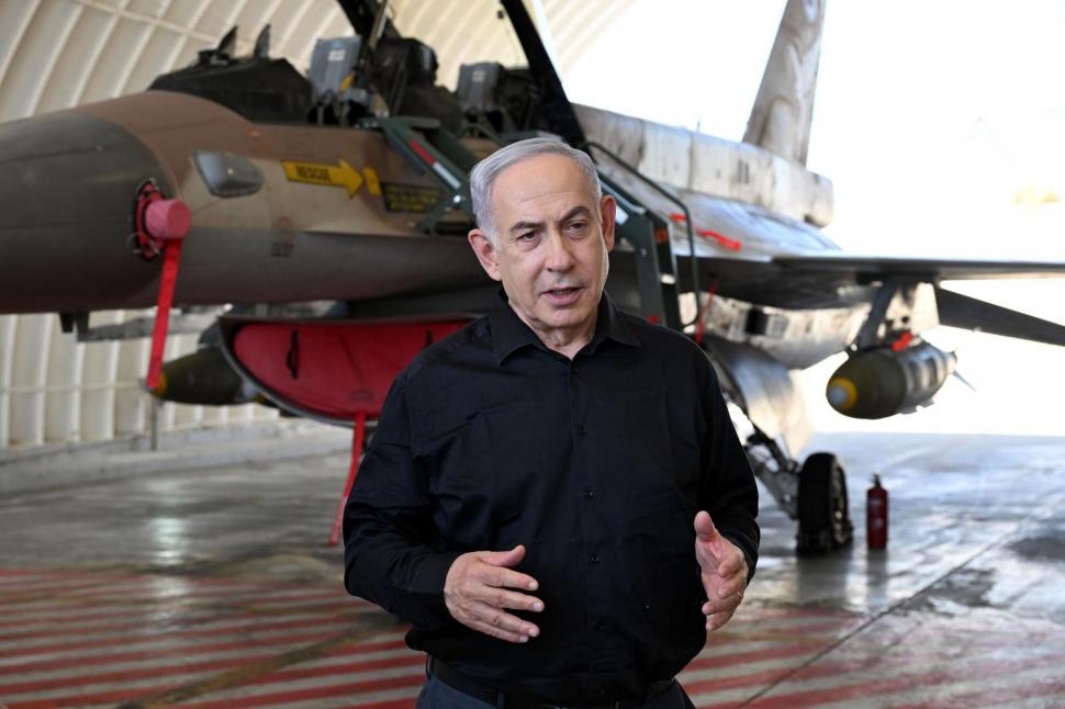 Netanyahu cu un avion de vanatoare in spate.