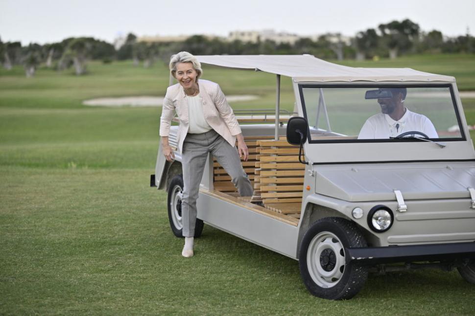 Ursula von der leyen coboara dintr-o masinuta de golf la G7