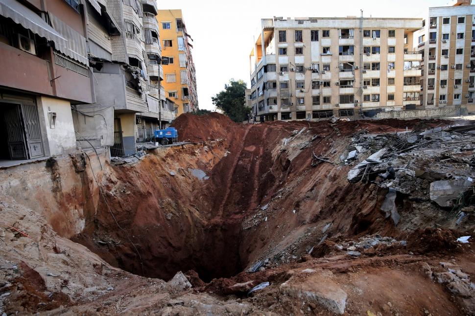 gaura in pamant dupa bombardamente in Beirut