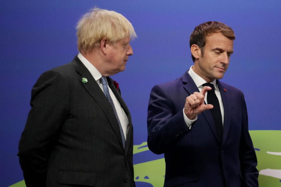 boris johnson si macron, macron ii arata cu doua degete de la mana stanga ca ceva este mic