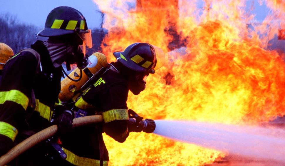 pompieri stingand un incendiu