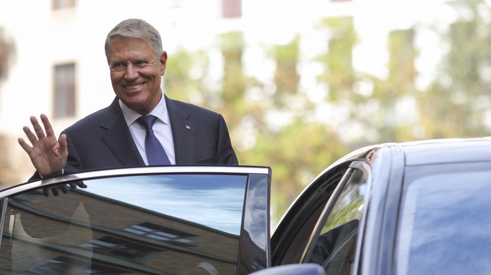 Klaus Iohannis fuge de întrebările presei despre banii din chirii pe care trebuie să îi returneze. Singura reacție: un zâmbet larg