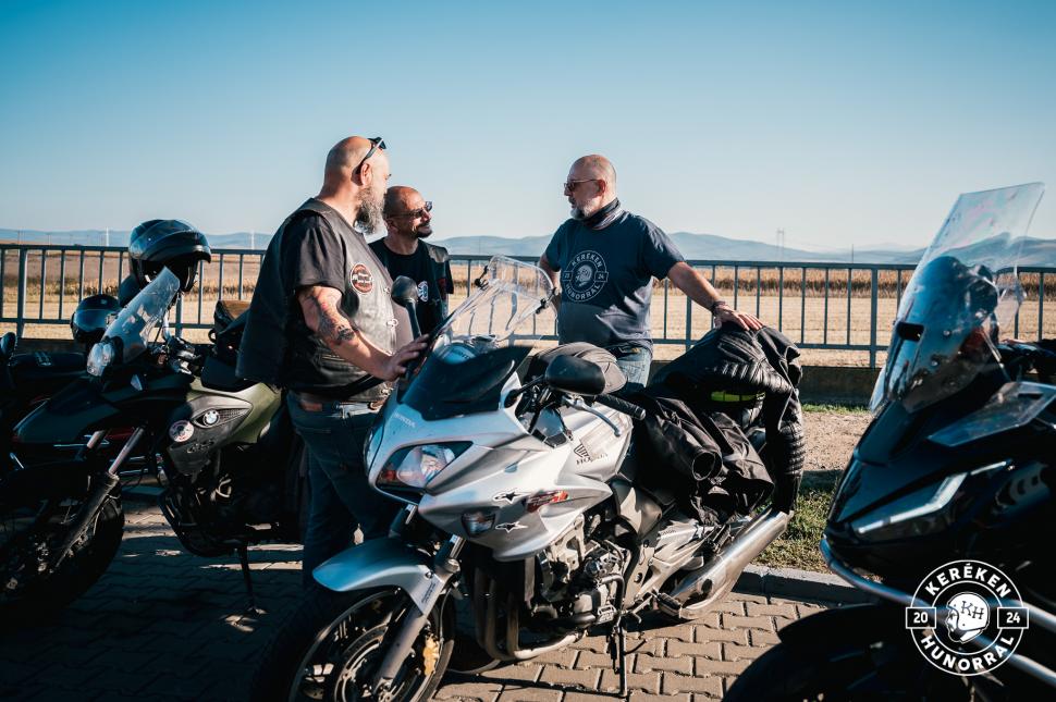 Kelemen hunor, in tricou, sta de vorba cu motociclisti rezemat de o motocicleta