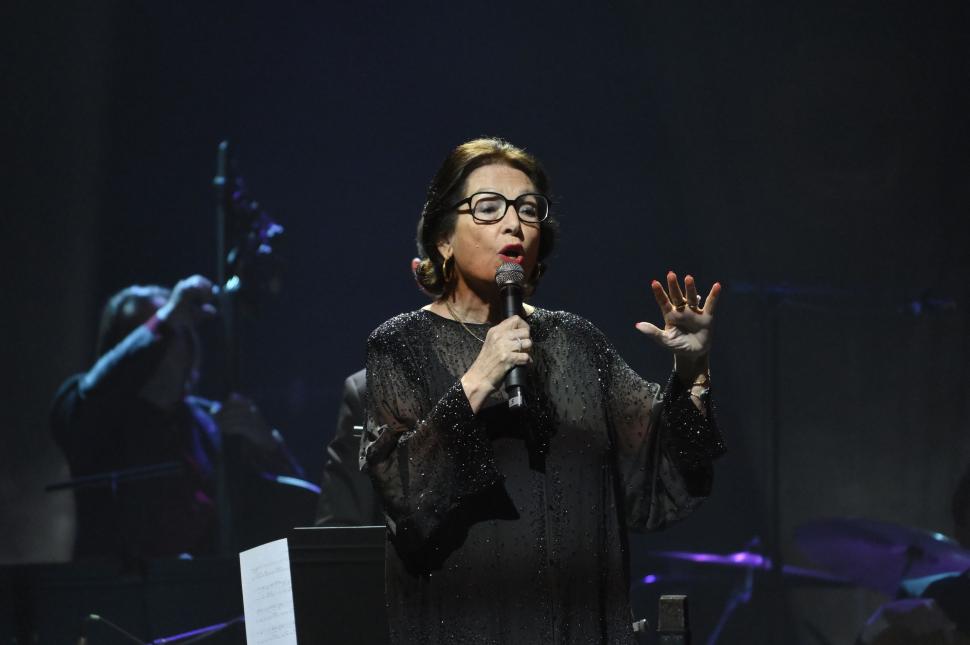 nana mouskouri pe scena, cantand