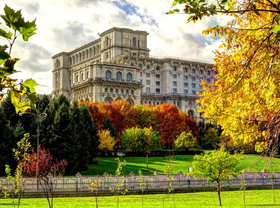 palatul parlamentului din bucuresti in zi de toamna