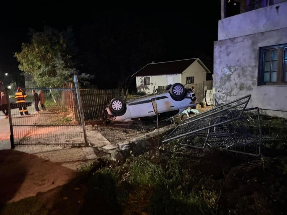  Tân?rul, care conducea cu vitez?, s-a r?sturnat cu ma?ina chiar în curtea propriei case. Foto: Antena 3 CNN