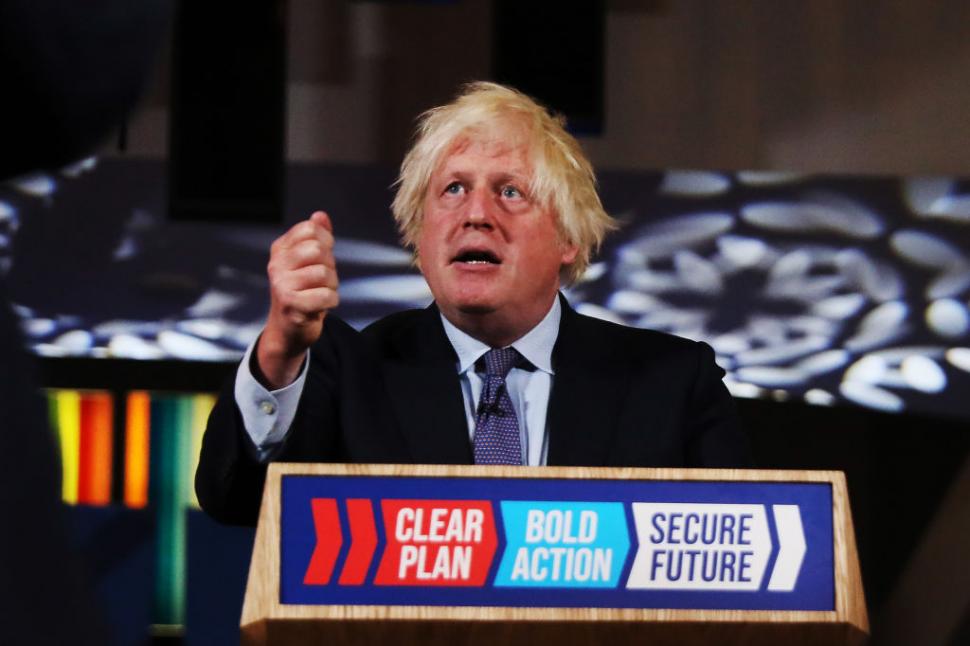 boris johnson cu pumnul ridicat la un discurs