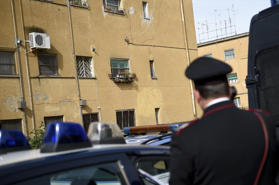 Un carabinier si o masina de politie