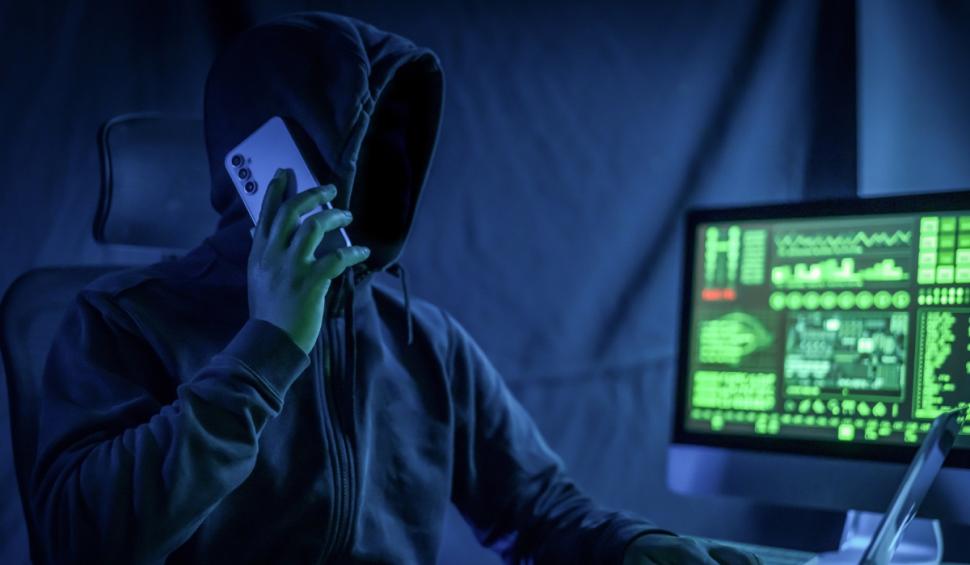 hacker cibernetic vorbind la telefon