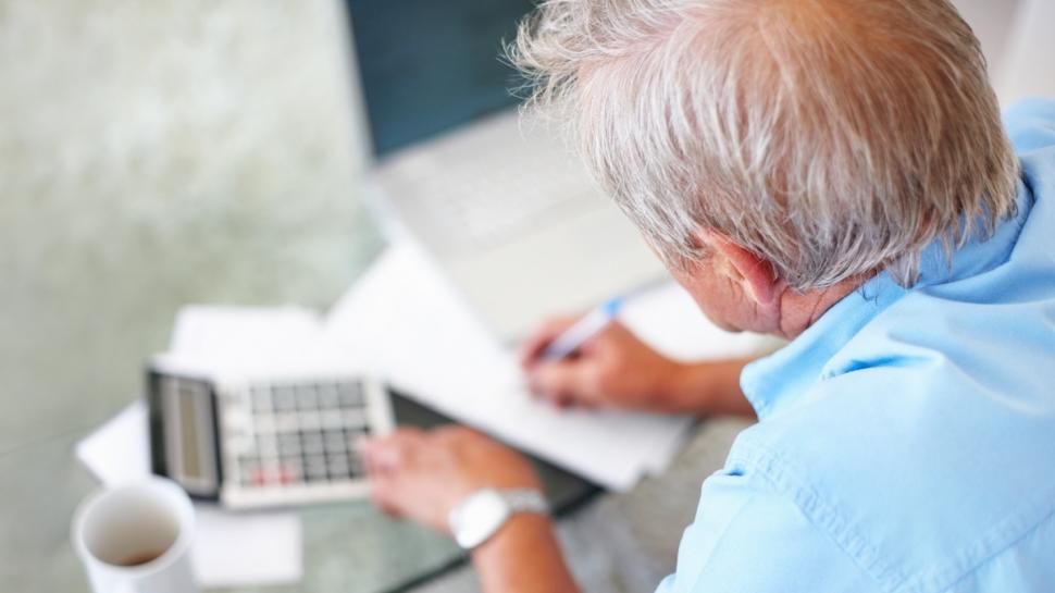 pensionar documente calculator getty images