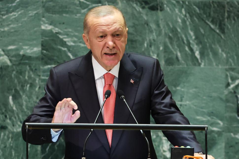 Erdogan vorbeste la un microf foarte apasat si gesticuleaza