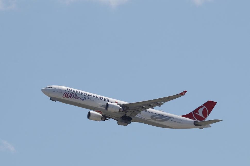 un avion turkish airlines care decoleaza