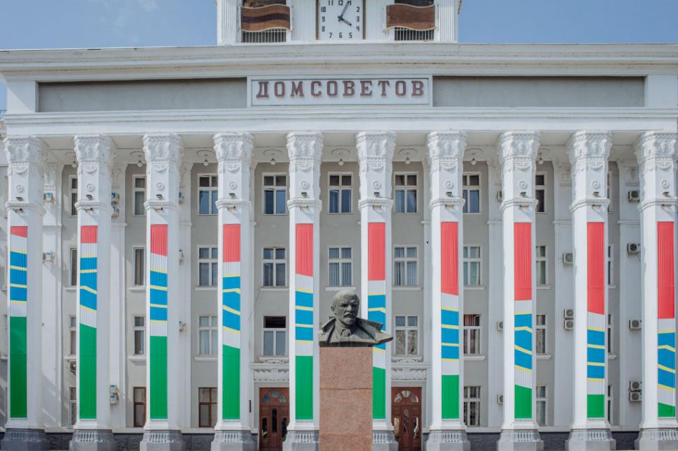 Casa sovietelor din Tiraspol cu bustul lui Lenin